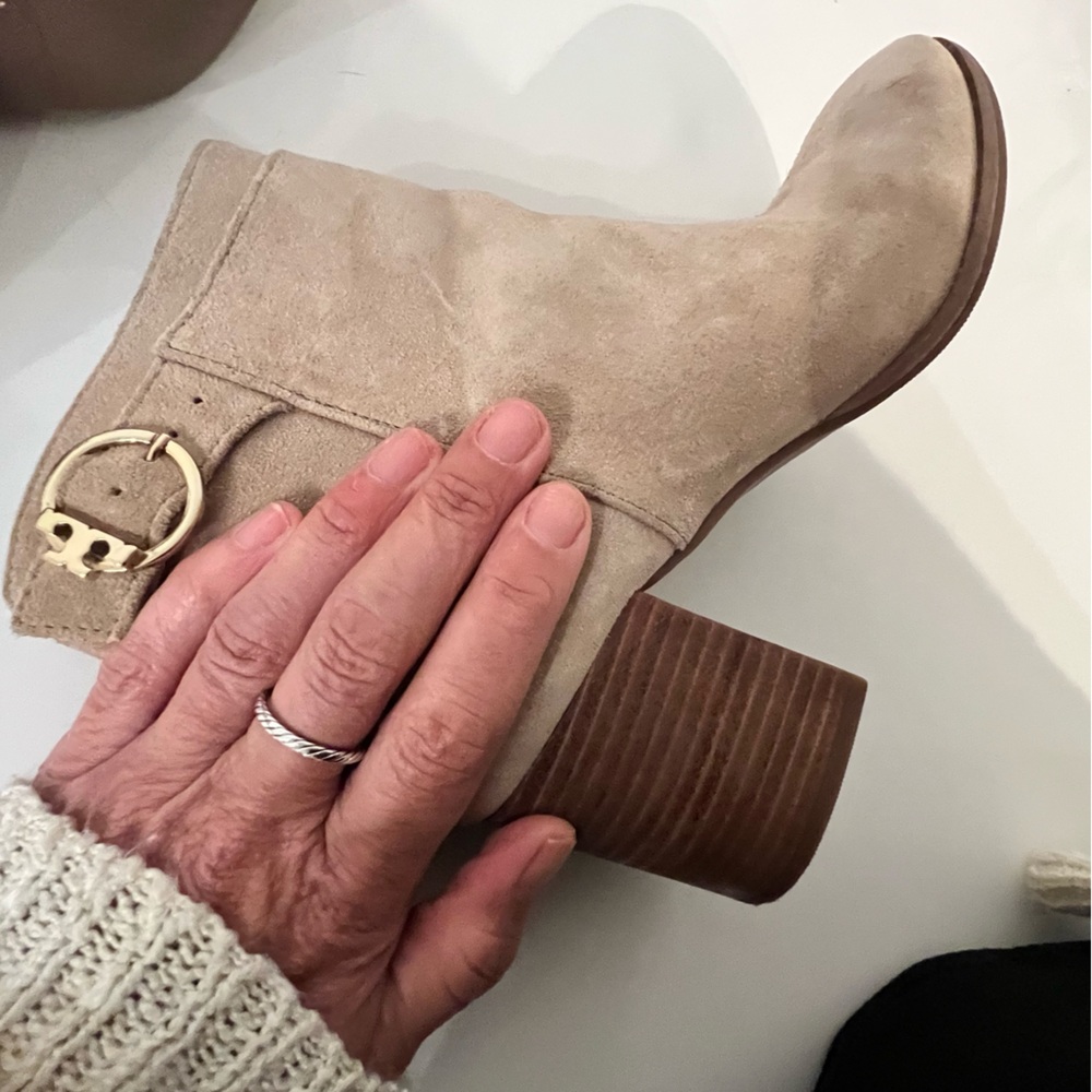 New Tory Burch Heeled Ankle Boots w/ decorative buckle hardware Size 8.5 Leather